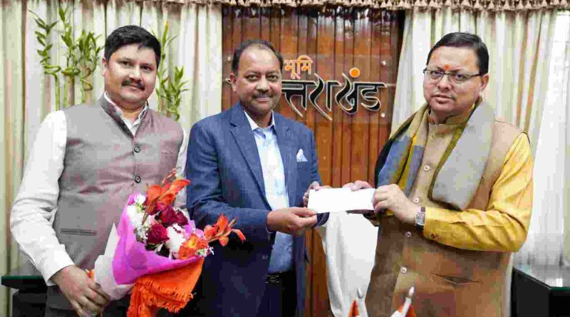 25 लाख की धनराशि का चेक मुख्यमंत्री को डॉ. सुधीर गिरी ने सौंपा,जोशीमठ के लोगों की मदद के लिए सौंपा चेक