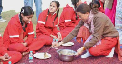 खेल मंत्री ने शिशु सदन के अनाथ बच्चों संग मनाया मकर सक्रांति और घुघुति त्यौहार, बच्चों संग पिट्टू खेलने के साथ उड़ाई पतंग 