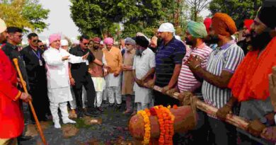 90 फीट ऊंचे नए ध्वजदण्ड को कंधों पर उठाकर श्री दरबार साहिब पहुंची संगतें,श्रीमहंत देवेन्द्र दास जी महाराज के जयकारों से निहाल हुई संगतें