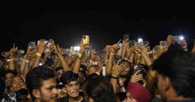 श्री गुरु राम राय विश्वविद्यालय में बाॅलीवुड गायक दर्शन रावल की गायिका का चला जादू, हाई वोल्टेज़ साउंड के बीच दूधिया रोशनी से नहाया श्री गुरु राम राय हैलीपैड