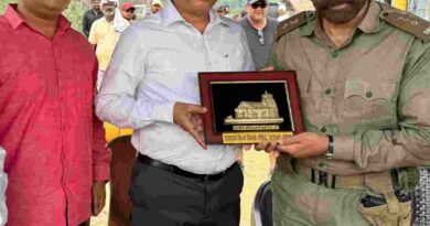 सनी देओल से मिले उत्तराखंड फिल्म विकास परिषद के सीईओ बंशीधर तिवारी,बॉर्डर 2 के सेट पर हुई चर्चा