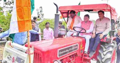 ट्रैक्टर चलाते नजर आए सीएम धामी,किसानों का जताया आभार