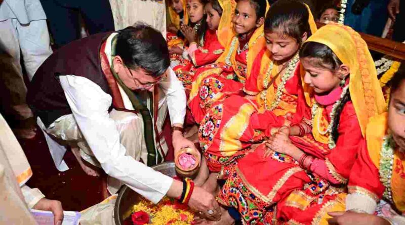डोल आश्रम पहुंचे सीएम धामी,1100 कन्याओं का पूजन व माँ राजेश्वरी का किया अभिषेक