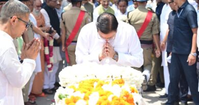 पूर्व मुख्यमंत्री मेजर जनरल भुवन चंद्र खंडूड़ी की अंतिम यात्रा में उमड़ा जनसैलाब,खड़खड़ी श्मशान घाट में राजकीय सम्मान के साथ किया गया अंतिम संस्कार पूर्व मुख्यमंत्री मेजर जनरल भुवन चंद्र खंडूड़ी की अंतिम यात्रा में उमड़ा जनसैलाब,खड़खड़ी श्मशान घाट में राजकीय सम्मान के साथ किया गया अंतिम संस्कार