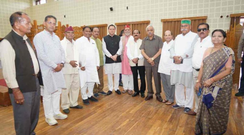 CM धामी से मिलने पहुंचे कई पूर्व विधायक,मुख्यमंत्री को दी शुभकामनाएं