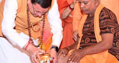 कांवड़ियों पर हुई पुष्प वर्षा,CMकांवड़ियों धामी ने किया स्वागत,स्वास्थ्य शिविर का भी हुआ शुभारंभ