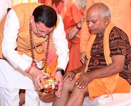 कांवड़ियों पर हुई पुष्प वर्षा,CMकांवड़ियों धामी ने किया स्वागत,स्वास्थ्य शिविर का भी हुआ शुभारंभ