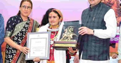मुख्यमंत्री ने तीलू रौतेली एवं आंगनबाड़ी कार्यकत्री पुरस्कार से मातृशक्ति को किया सम्मानित,13 महिलाओं को तीलू रौतेली पुरस्कार और 35 आंगनबाड़ी कार्यकर्त्रियों को मिला सम्मान