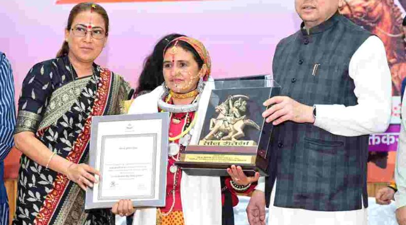 मुख्यमंत्री ने तीलू रौतेली एवं आंगनबाड़ी कार्यकत्री पुरस्कार से मातृशक्ति को किया सम्मानित,13 महिलाओं को तीलू रौतेली पुरस्कार और 35 आंगनबाड़ी कार्यकर्त्रियों को मिला सम्मान