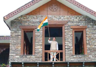 मुख्यमंत्री धामी ने मुख्यमंत्री आवास पर तिरंगा लगाकर दिया ‘हर घर तिरंगा’ का संदेश,हर नागरिक राष्ट्रध्वज के सम्मान और राष्ट्रभक्ति की भावना के साथ अभियान में सहभागिता करे : मुख्यमंत्री