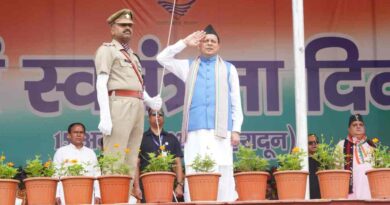 स्वतंत्रता दिवस पर मुख्यमंत्री पुष्कर सिंह धामी ने परेड ग्राउंड में किया ध्वजारोहण,साथ में की कई घोषणाएं