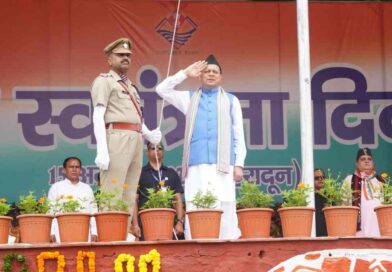 स्वतंत्रता दिवस पर मुख्यमंत्री पुष्कर सिंह धामी ने परेड ग्राउंड में किया ध्वजारोहण,साथ में की कई घोषणाएं