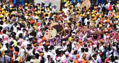 देवीधुरा बग्वाल मेला 2025: माँ वाराही धाम में बरसे फल-फूल, मुख्यमंत्री धामी ने की देवीधुरा को नगर पंचायत बनाने की घोषणा