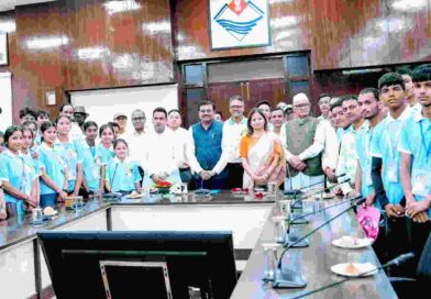 देवप्रयाग के टॉपर विद्यार्थियों से मिले मुख्य सचिव आनंद बर्द्धन,मेहनत और तकनीक के साथ आगे बढ़ने का दिया मंत्र