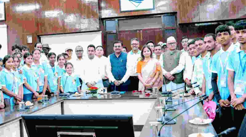देवप्रयाग के टॉपर विद्यार्थियों से मिले मुख्य सचिव आनंद बर्द्धन,मेहनत और तकनीक के साथ आगे बढ़ने का दिया मंत्र