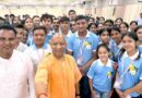 देवप्रयाग के मेधावी छात्रों से मिले यूपी के मुख्यमंत्री योगी आदित्यनाथ,साथ में खिंचवाई सेल्फी,छात्रों को प्रदान किए बैग