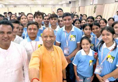 देवप्रयाग के मेधावी छात्रों से मिले यूपी के मुख्यमंत्री योगी आदित्यनाथ,साथ में खिंचवाई सेल्फी,छात्रों को प्रदान किए बैग