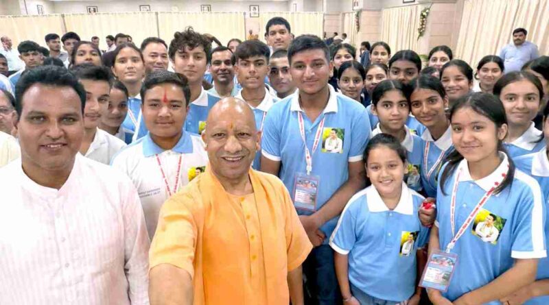देवप्रयाग के मेधावी छात्रों से मिले यूपी के मुख्यमंत्री योगी आदित्यनाथ,साथ में खिंचवाई सेल्फी,छात्रों को प्रदान किए बैग