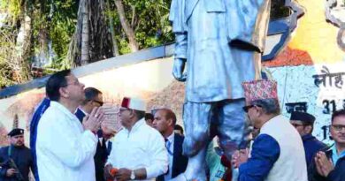 मुख्यमंत्री ने सरदार वल्लभभाई पटेल की प्रतिमा पर पुष्पांजलि अर्पित कर दी श्रद्धांजलि