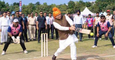 क्रिकेट के मैदान में CM धामी ने लगाए शानदार शॉर्ट्स,युवाओं को दिया खास सन्देश
